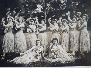 COLO LA PEYROUSE 195X 022 MONOS POUR LA FETE DE FIN DE CONTINGENT 1951